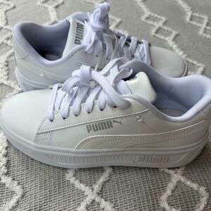 NEW Women’s White Puma Sneakers Size 6
